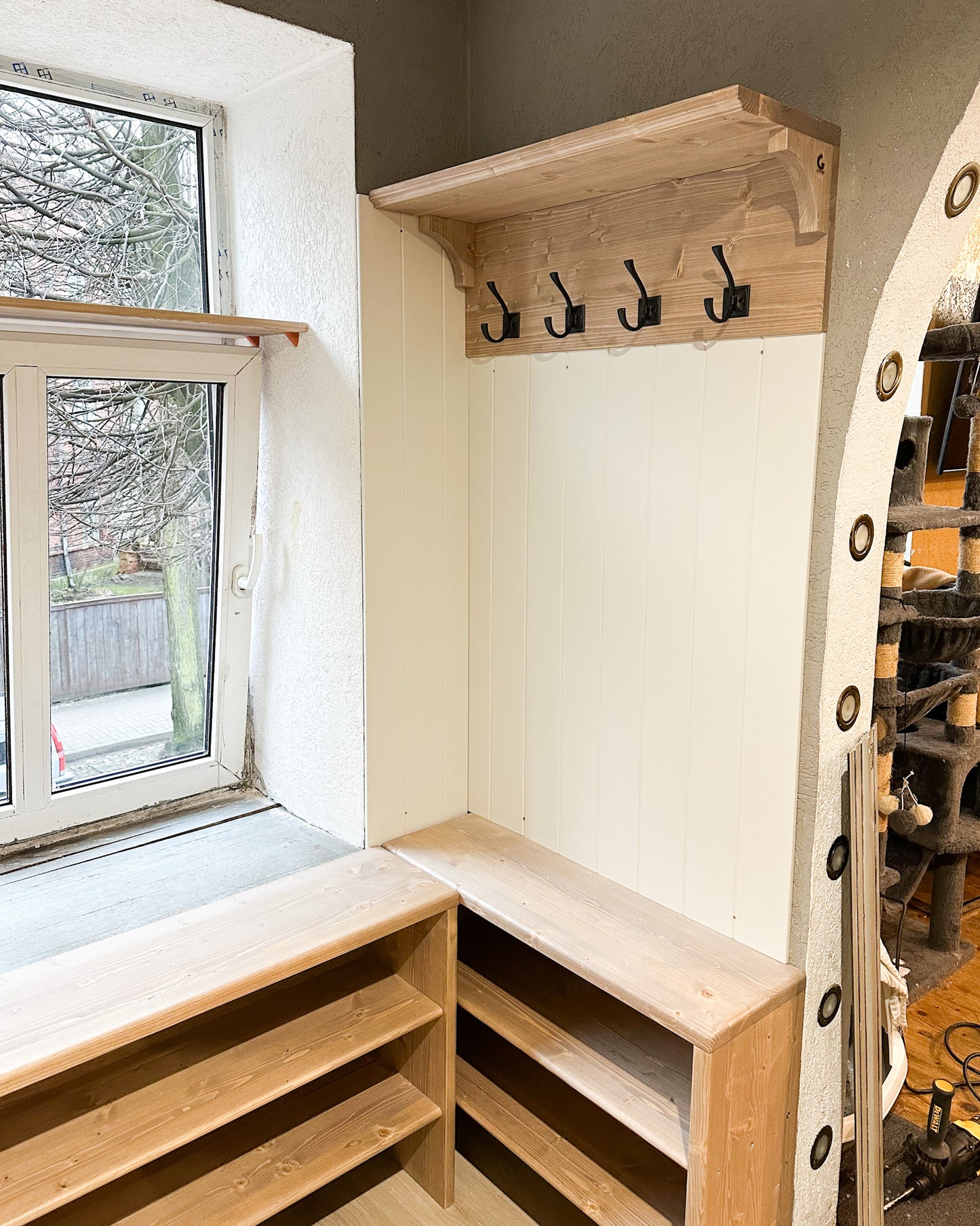 Flurmöbel Garderobe mit Ablagen Holzbank Schuhschrank Rustikale Wandpaneele Kleiderhaken
