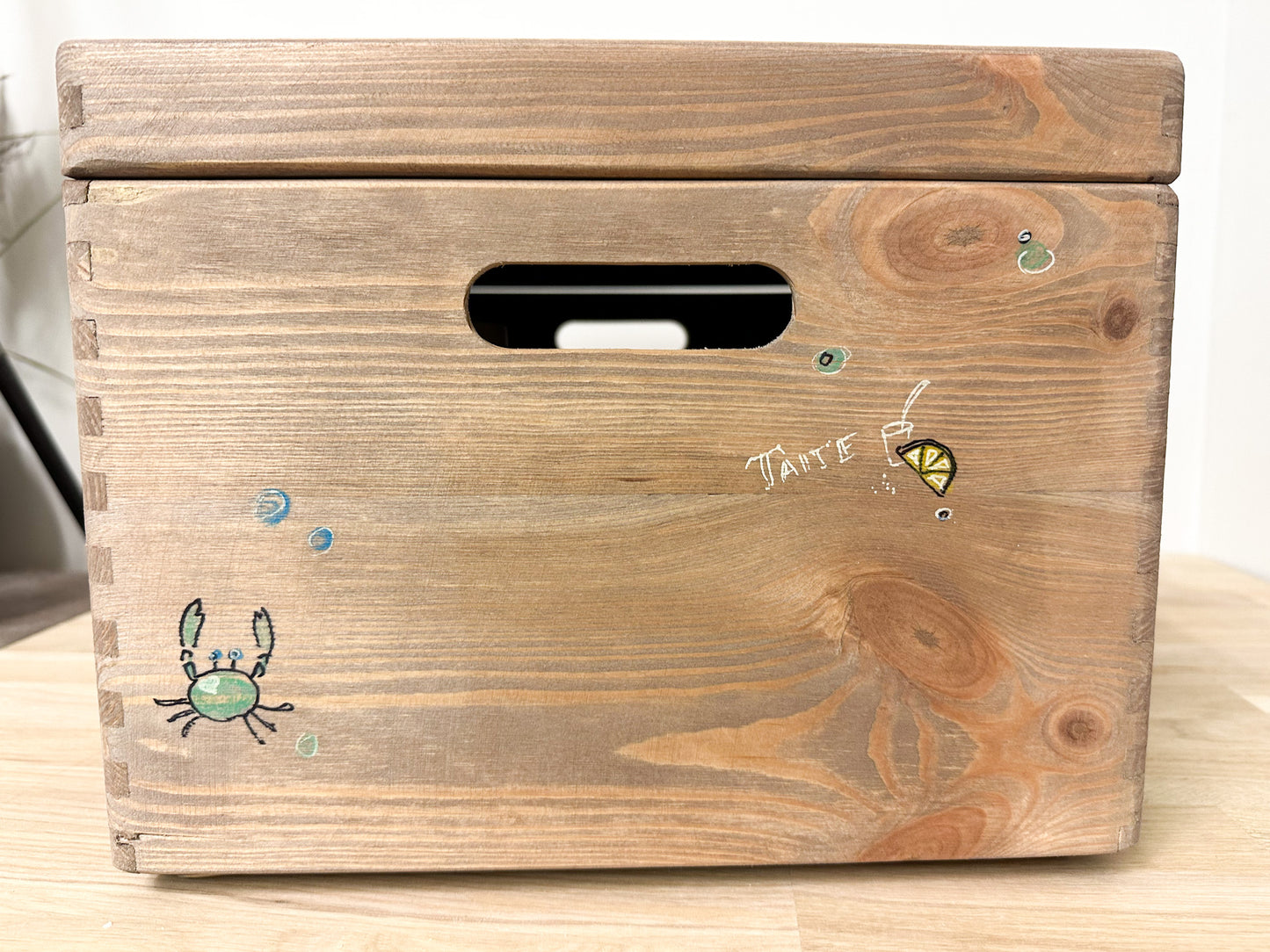 Koka piemiņas kaste rotaļlietu uzglabāšanai. Mazuļa dāvanu kaste. Dabīgs koks. Personalizēts, ar rokām darināts mākslas darbs.