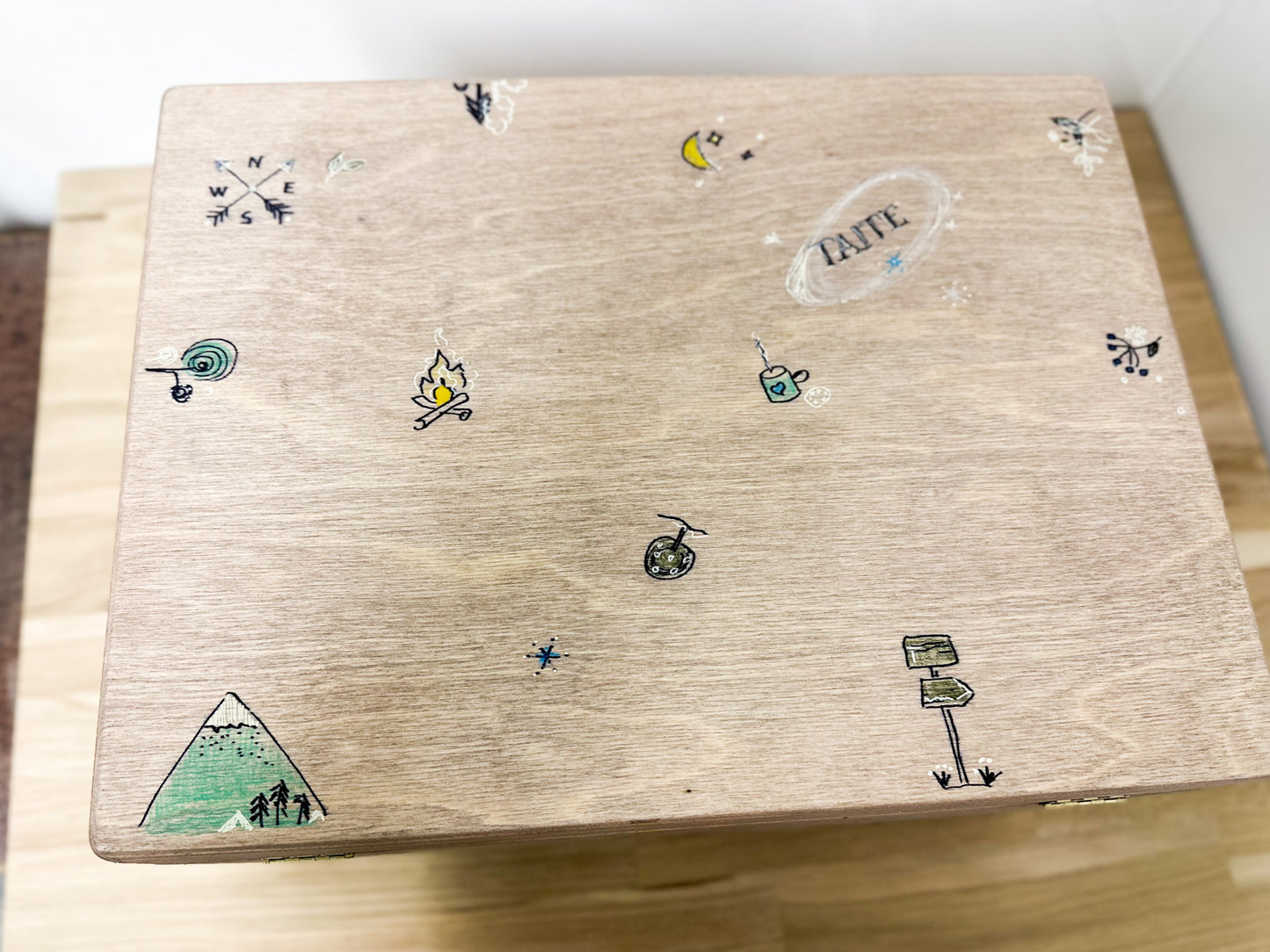 Koka piemiņas kaste rotaļlietu uzglabāšanai. Mazuļa dāvanu kaste. Dabīgs koks. Personalizēts, ar rokām darināts mākslas darbs.