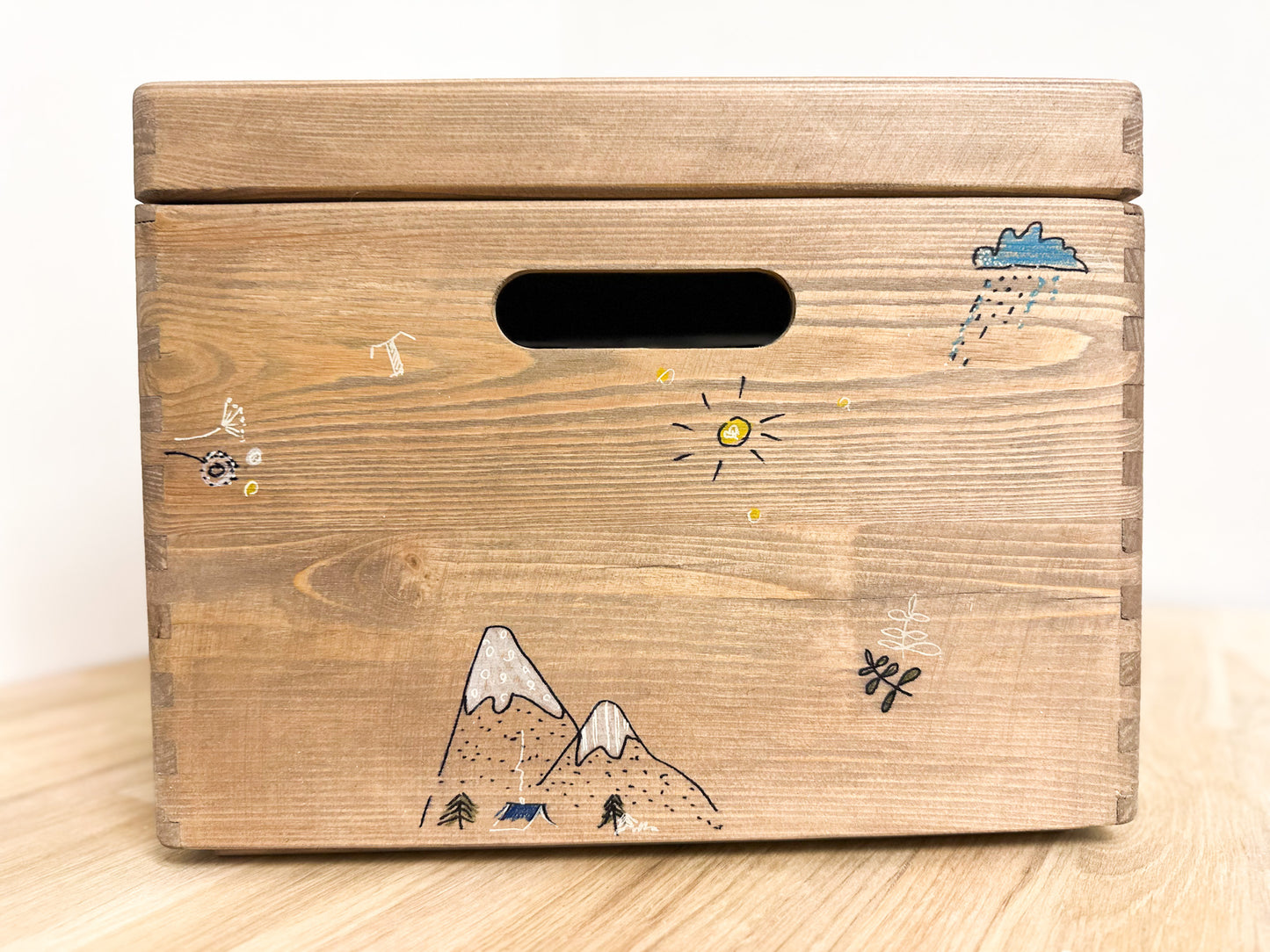 Koka piemiņas kaste rotaļlietu uzglabāšanai. Mazuļa dāvanu kaste. Dabīgs koks. Personalizēts, ar rokām darināts mākslas darbs.