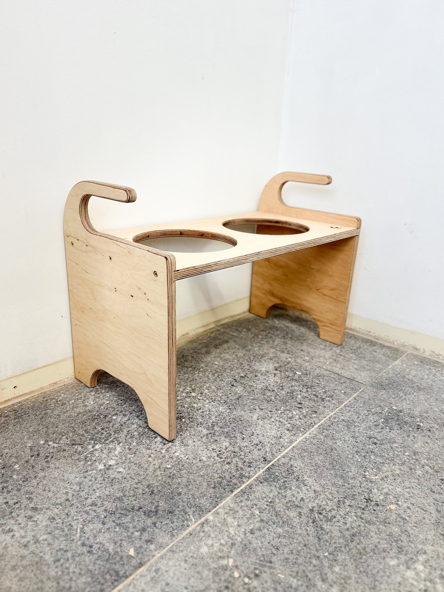 Suņu barošanas stacija koka bļodu turētājs, statīvs, dabīgā saplākšņa bļodu pacēlājs, pielāgoti izmēri, personalizēta dāvana mājdzīvniekam