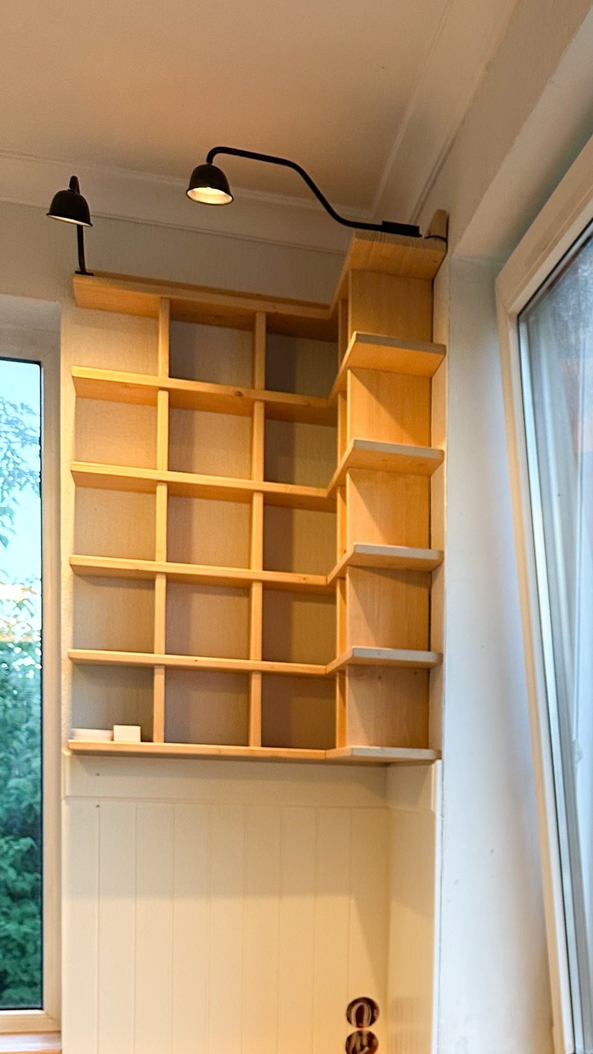 Sienas plaukts kolekcijas izstādīšanai
