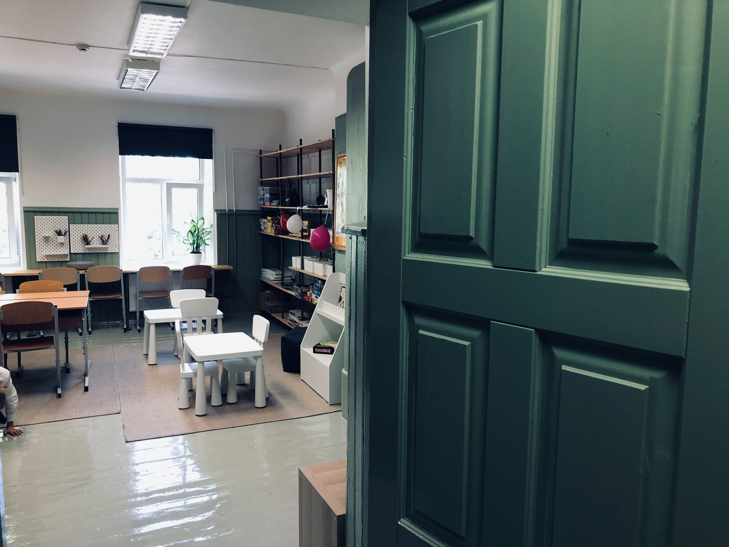 Classroom Children Study Room Shelf and Windowsill Desk Elementary School