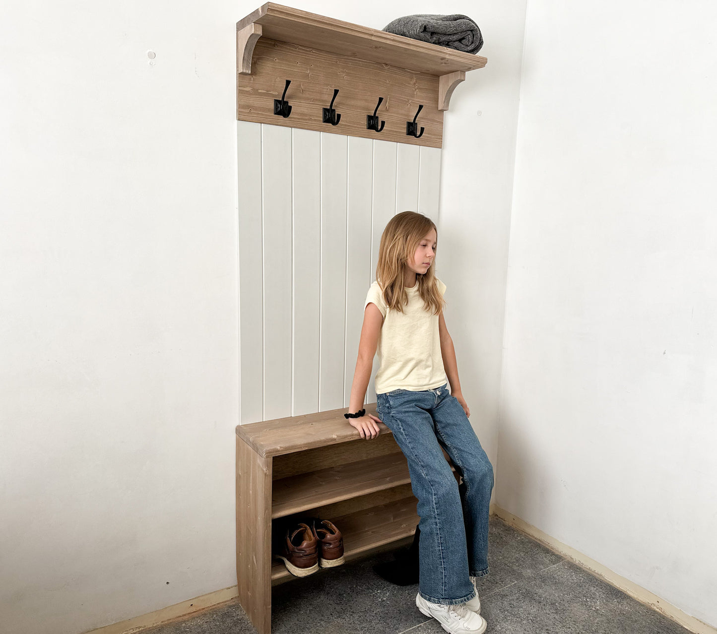 Flurmöbel Garderobe mit Ablagen Holzbank Schuhschrank Rustikale Wandpaneele Kleiderhaken