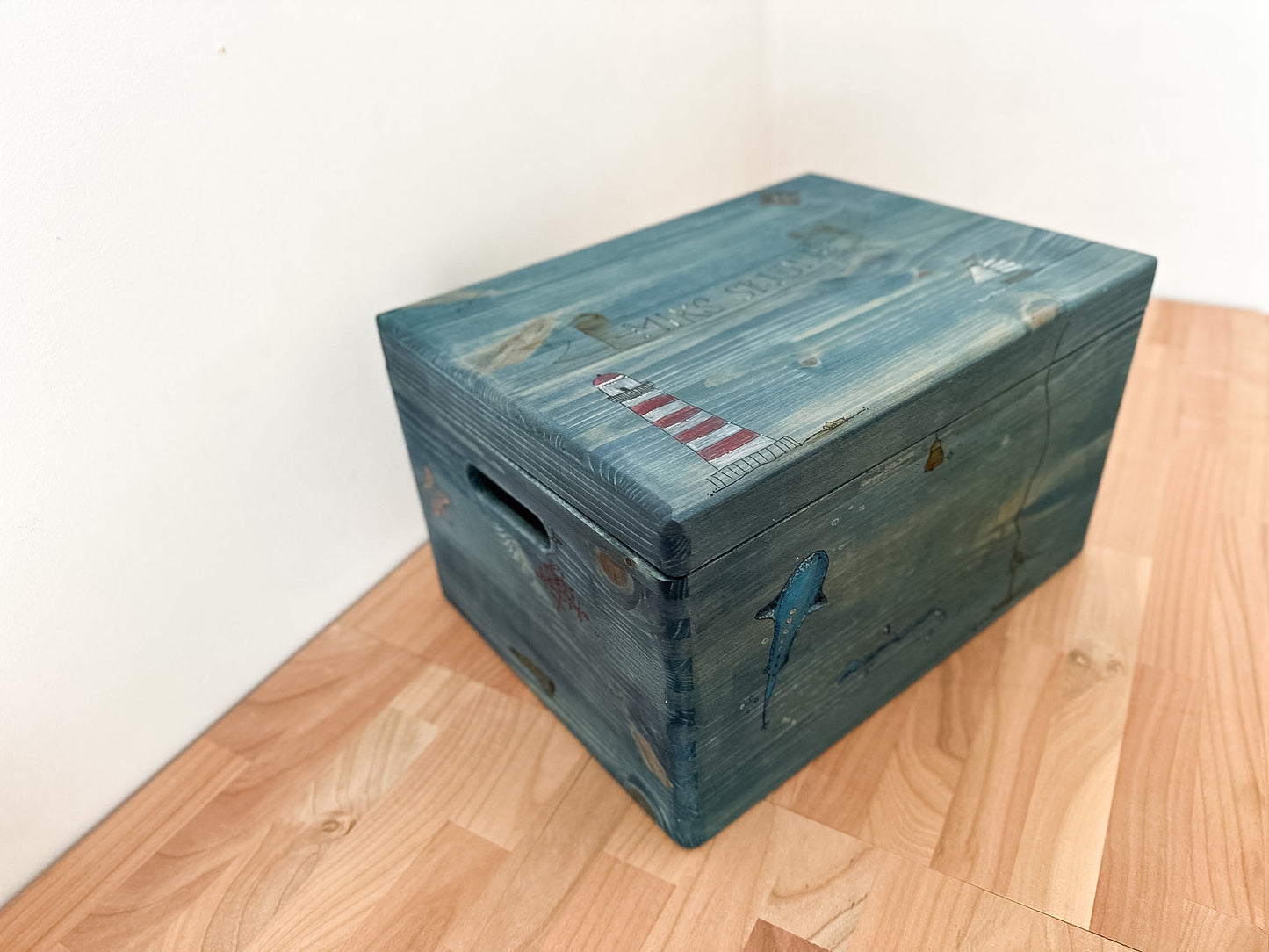 Koka piemiņas kaste rotaļlietu uzglabāšanai. Mazuļa dāvanu kaste. Dabīgs koks. Personalizēts, ar rokām darināts mākslas darbs.