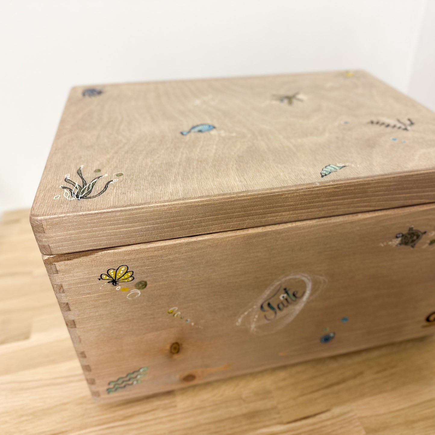 Koka piemiņas kaste rotaļlietu uzglabāšanai. Mazuļa dāvanu kaste. Dabīgs koks. Personalizēts, ar rokām darināts mākslas darbs.