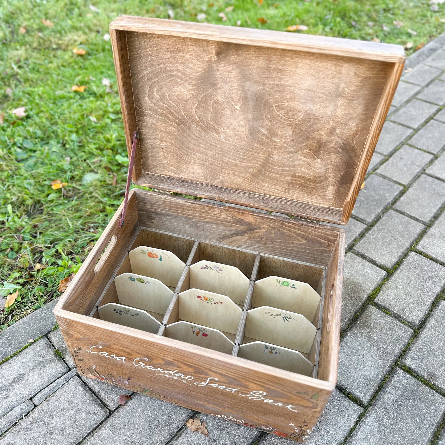 Koka piemiņas lādīte sēklu glabāšanai un kārtošanai. Dāvana dārzkopim Mātes dienā.