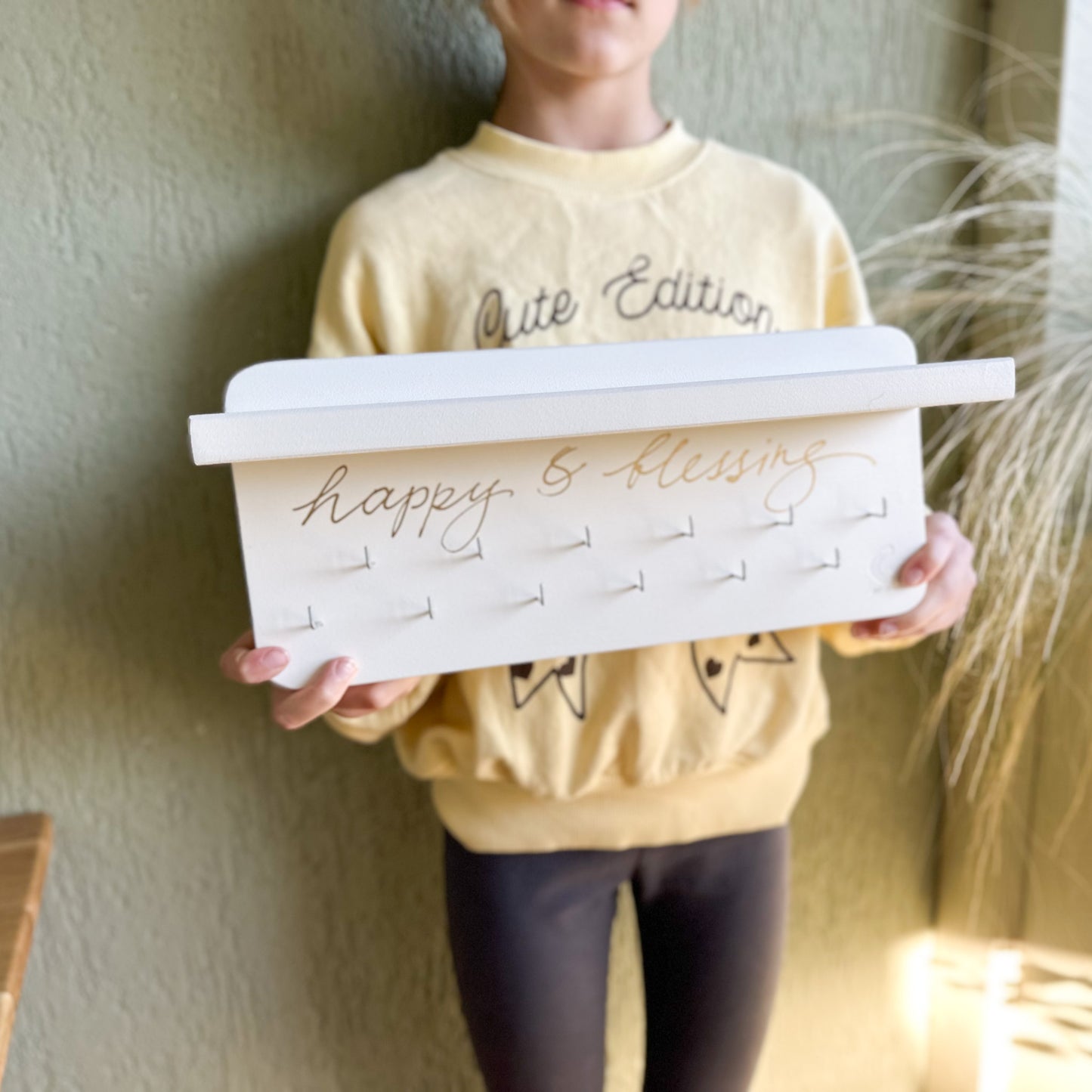 Pie sienas stiprināms medaļu turētājs ar trofeju plauktu un personalizētiem āķiem
