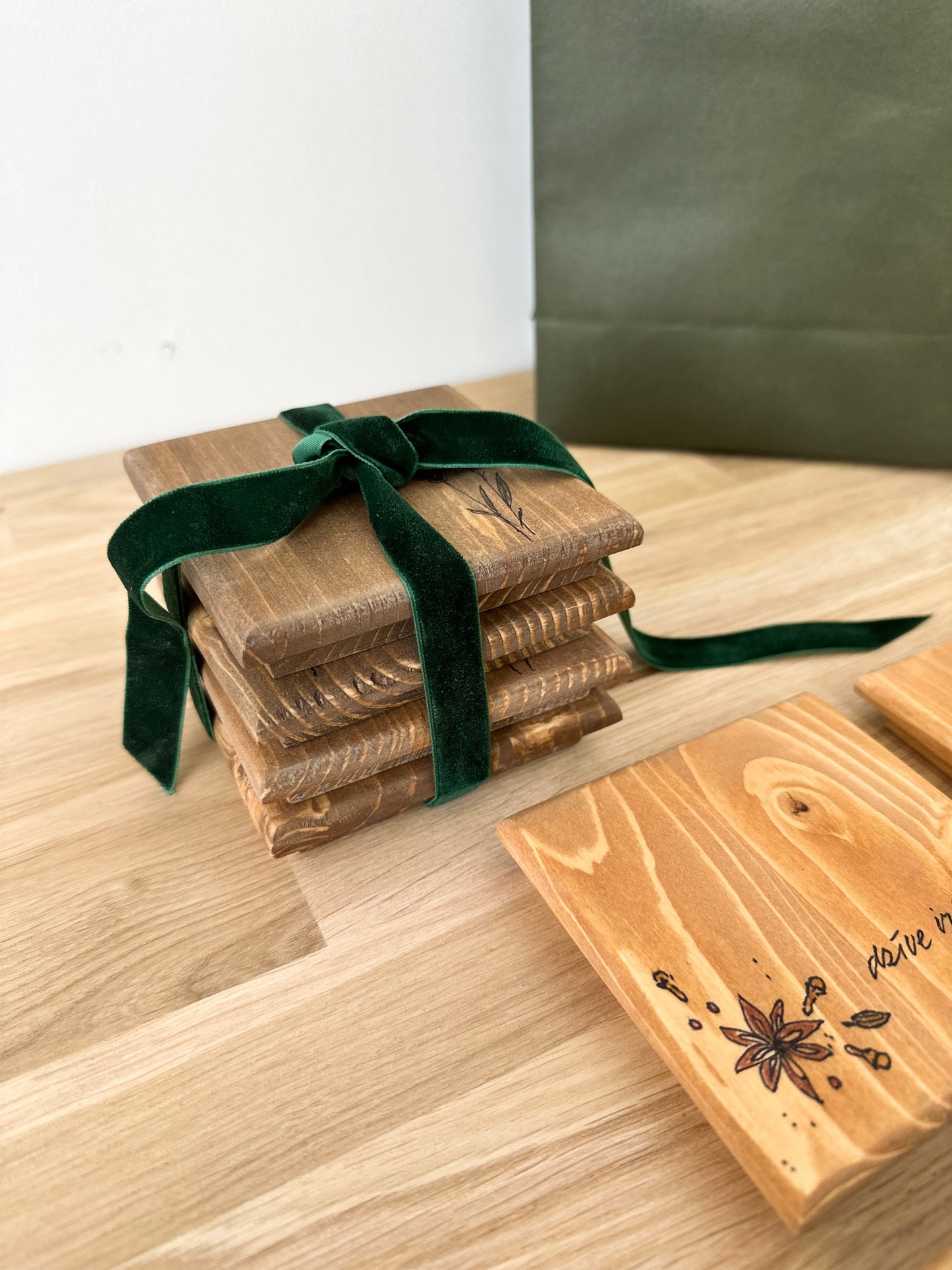 4 dzērienu paliktņu komplekts, pielāgots koka paliktņu komplekts, roku darbs, personalizēts